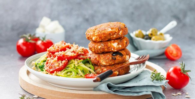 Mediterrane Oliven-Feta-Bratlinge mit Zoodles und Tomaten