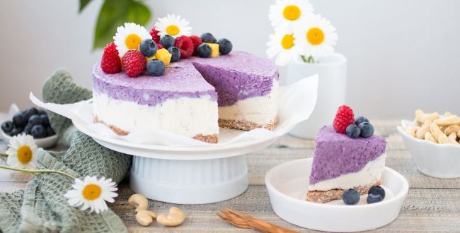 No-bake-Heidelbeertorte mit Cashewkernen