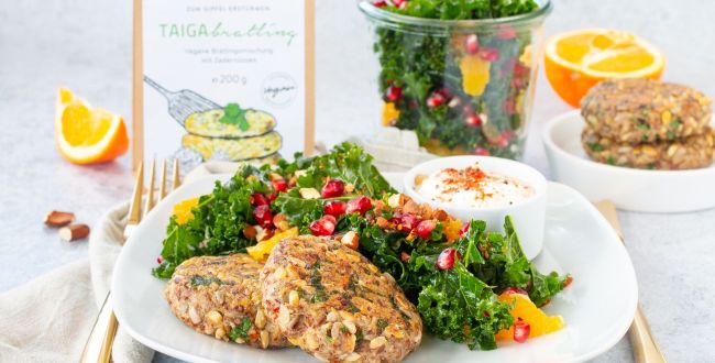 Zedernuss-Bratlinge mit fruchtigem Grünkohlsalat