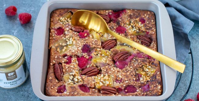 Baked Oatmeal mit Himbeeren und Zedernussmus
