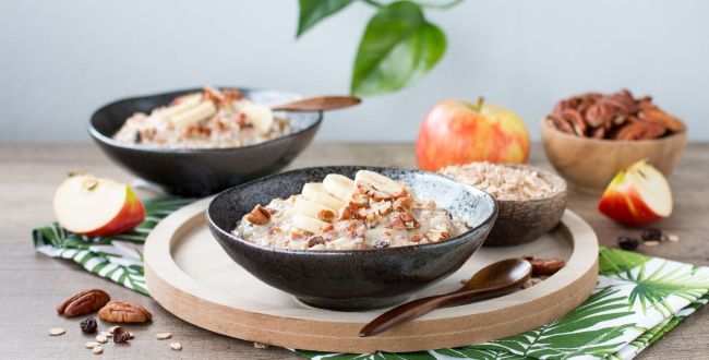 Birchermüsli mit Dinkelflocken und Pekannüssen