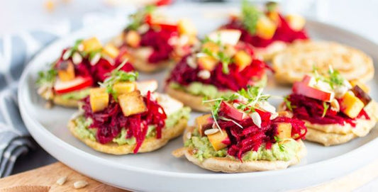 Blini-Häppchen mit Rote Bete, Apfel und Räuchertofu (VEGAN)