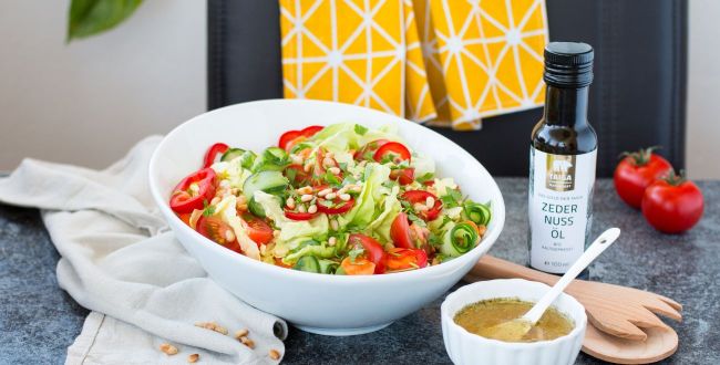 Bunter Salat mit Zedernussöl-Dressing