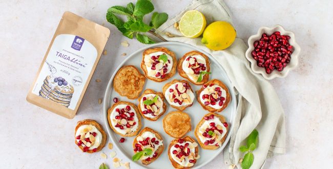 Buttermilch-Blinis mit Zitronenquark und Granatapfel