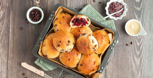 Brioches mit Edelbitter-Zedernüssen