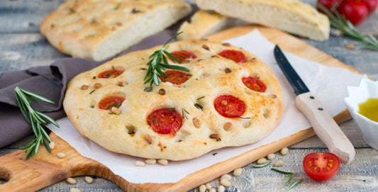 Focaccia mit Zedernüssen und Tomaten