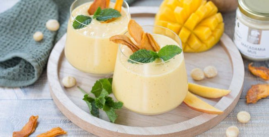 Fruchtiger Mango-Smoothie mit Macadamiamus