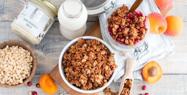 Haferflockengranola mit Zedernüssen und Nussmus