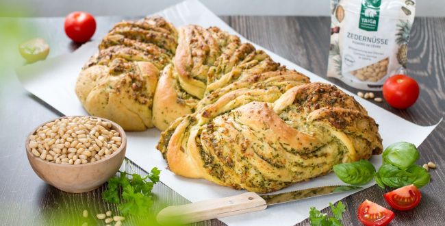 Herzhafter Zopf mit Kräutern und Zedernüssen