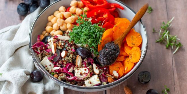 Bunte Quinoa-Bowl mit Bärenpesto