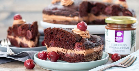 Veganer Kirsch-Schokokuchen mit Zedernuss-Creme