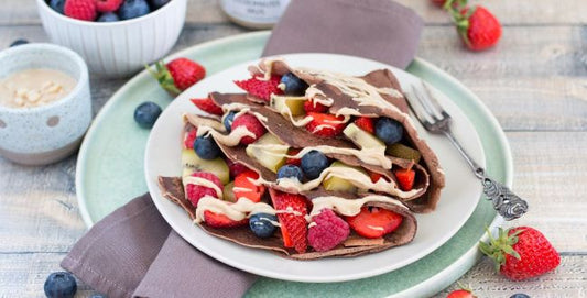 Schoko-Crêpes mit Zedernussmus und Beeren