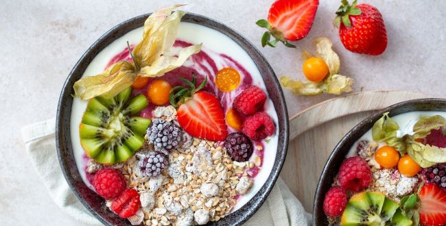 Bunte Smoothie-Müslibowl