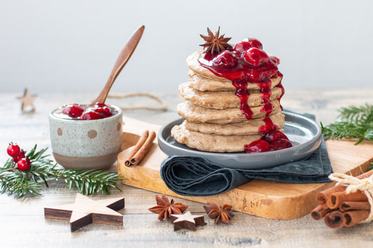 Zimt-Blinis mit Glühweinkirschen