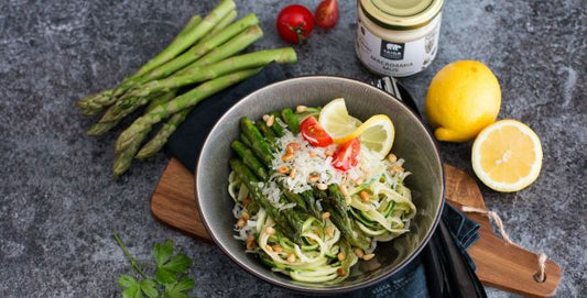 Zucchini-Nudeln mit Zitronen-Nusssauce und grünem Spargel